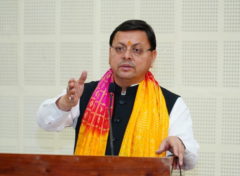 मुख्यमंत्री श्री पुष्कर सिंह धामी ने लौह पुरुष सरदार बल्लभ भाई पटेल जी की जयंती के अवसर पर मुख्यमंत्री आवास में उनके चित्र पर श्रद्धा सुमन अर्पित कर श्रद्धांजलि दी।