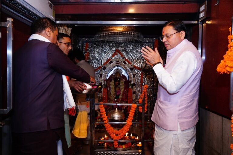 मुख्यमंत्री श्री पुष्कर सिंह धामी देहरादून में 14 अप्रैल 2026 को प्रस्तावित कार्यक्रम के सफल आयोजन के दृष्टिगत गढ़ी कैंट स्थित जसवंत ग्राउंड एवं मां डाट काली मंदिर तक सड़क मार्ग से स्थलीय निरीक्षण कर विभिन्न व्यवस्थाओं का विस्तृत जायजा लिया।